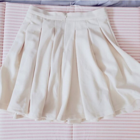 Highwaisted Pleated Skirt - Picture 6 of 14